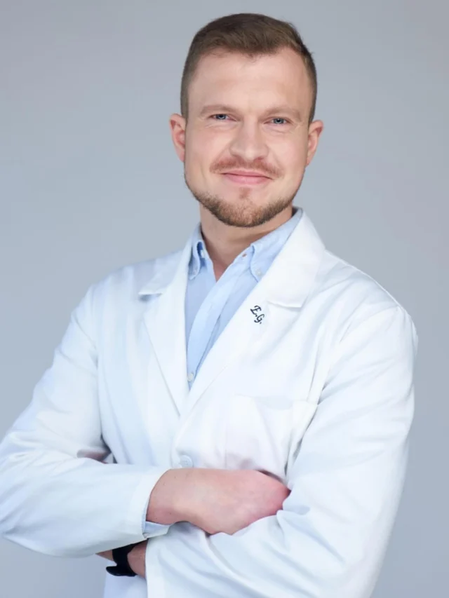 Gydytojas dietologas  Edvardas Grišinas savo darbe vadovaujasi mokslu grįsta praktika, individualizuotu ir į pacientą orientuotu požiūriu. Nors profesinis kelias prasidėjo nuo chirurgijos, pasirinkimas gilintis į dietologiją tapo sąmoningu sprendimu dirbti su tuo, kas artima kasdieniam gyvenimui ir ilgalaikei sveikatai.Ypatingą dėmesį gydytojas skiria sportinei mitybai – tiek profesionaliems atletams, tiek aktyviems mėgėjams. Taktinė dietoterapija padeda spręsti dažniausias sportuojančiųjų problemas ir siekti geriausių rezultatų užtikrinant geresnę savijautą bei organizmo balansą.Registruokitės gydytojo dietologo konsultacijai ir pradėkite pokyčius, paremtus mokslu.
📞 +370 686 11 311 ✉️ info@idclinic.lt