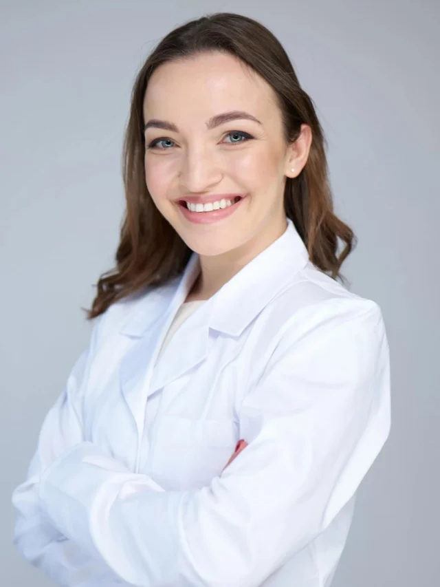 Gydytojos Dalios Petrauskienės kelias į dietologiją prasidėjo nuo paprasto, bet labai svarbaus suvokimo – kokią didelę įtaką mūsų savijautai turi kasdienė mityba. Domėjimasis maistu, maistinėmis medžiagomis ir jų biochemija ilgainiui tapo ne tik hobiu, bet ir profesiniu pasirinkimu.

Nors dietologija kartais vis dar klaidingai vertinama kaip paviršutiniška sritis, iš tiesų tai itin dinamiška ir nuolat besivystanti medicinos kryptis. Ji apima viską – nuo sveiko žmogaus mitybos rekomendacijų iki klinikinės dietologijos, kuri daugeliu atvejų tampa svarbia gydymo dalimi.

Gydytojos domėjimosi sritys: • nutukimo gydymas • policistinių kiaušidžių sindromas (PKS) • onkologinių pacientų mityba • intraveninės terapijos • ilgaamžiškumas

Registruotis gydytojos konsultacijai galite:
📞 +370 686 11 311 ✉️ info@idclinic.lt