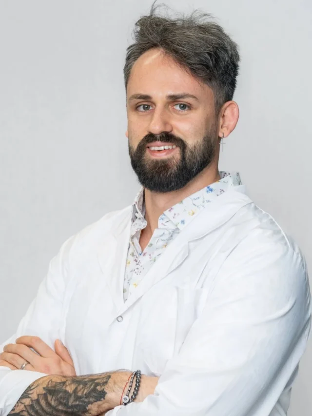 Džiaugiamės galėdami pristatyti naują ID Clinic komandos narį – gydytoją urologą Martyną Stanionį.Gydytojas konsultuoja įvairiais urologinės sveikatos klausimais. Jo domėjimosi sritys apima šlapinimosi sutrikimus, akmenligę, onkourologiją. Taip pat konsultuoja dėl seksualinės sveikatos, libido ir erekcijos sutrikimų, padėdamas pacientams atkurti gerą savijautą, energiją ir gyvenimo kokybę.Gydytojas nuolat tobulina savo kompetencijas tarptautiniuose mokymuose ir konferencijose, yra Lietuvos bei tarptautinių urologų ir seksualinės medicinos organizacijų narys. 2022 metais dalyvavo misijoje „Lietuvos medikai Ukrainoje“, kur teikė medicininę pagalbą karo sužeistiesiems.Pacientai gydytoją vertina dėl profesionalumo, atviro bendravimo ir gebėjimo sudėtingus sveikatos klausimus paaiškinti aiškiai bei suprantamai. Pasak gydytojo, kokybiška medicina neatsiejama nuo komandinio darbo, atsakingo požiūrio ir nuoširdaus rūpesčio kiekvienu pacientu.Kviečiame registruotis konsultacijai ir pasirūpinti savo sveikata kartu su gydytoju urologu Martynu Stanioniu.